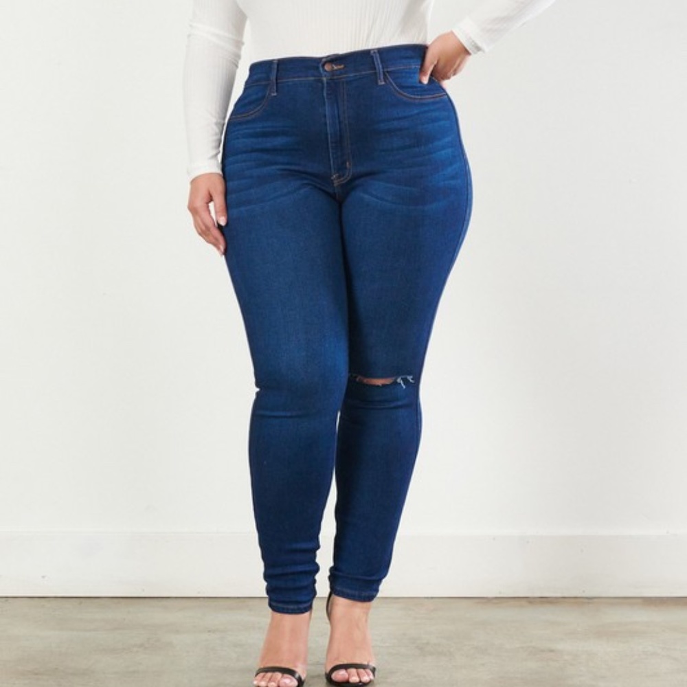 Chic Vibrant Classic Distressed Jeans